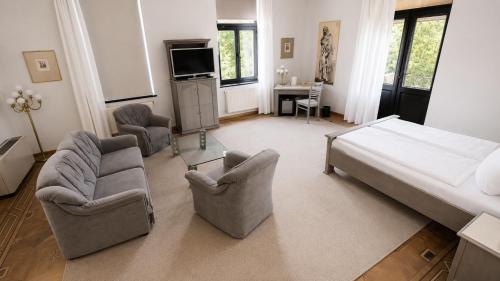 salon z łóżkiem i dwoma krzesłami w obiekcie Saigon Blue Hotel w Dreźnie