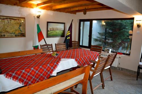A bed or beds in a room at Guest House Raiski Kаt