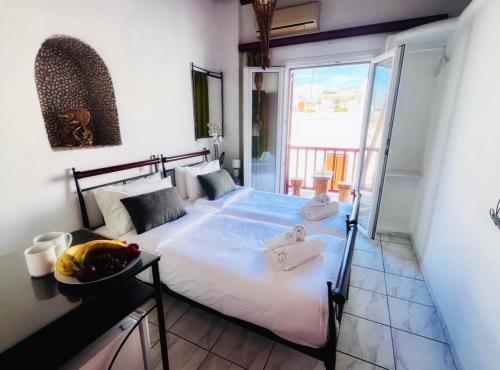 una camera da letto con un letto con asciugamani sopra di Studio Eleni a Mykonos Città