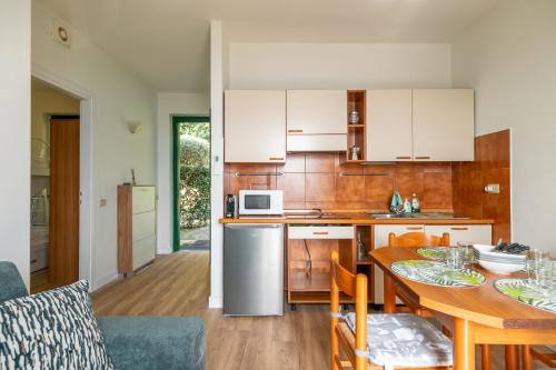 an open kitchen and dining room with a table and chairs at Casa Dreamo in Sarnico