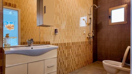a bathroom with a sink and a toilet at Kipress Lodge Hôtel in Ouagadougou