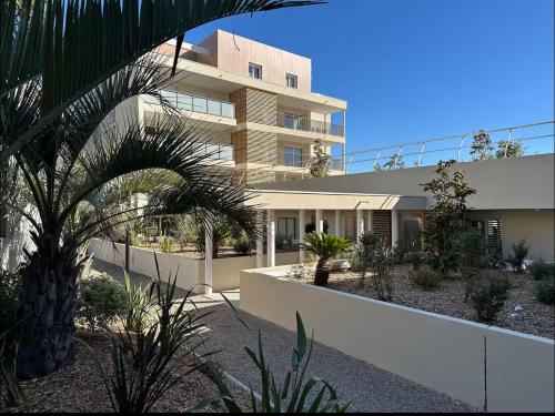 Apartment with sea view and pool photo 8