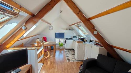 a kitchen and living room in a attic at Logies op Dreef in Driebergen