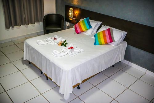 Una cama con una mesa blanca con platos de comida. en Pousada Capitães do Mar, en Porto de Galinhas