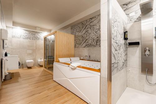 a bathroom with a sink and a shower and a toilet at Halanus Agriexperience in Alanno