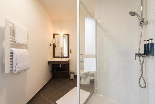 A bathroom at Ténéo Apparthotel Talence - Espeleta