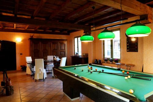 a pool table in a living room with green at Guest House I Vicini di Cesare in Castelnuovo
