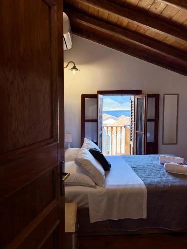 a bedroom with a bed with a view of a window at Twin vista getaway in Meyisti