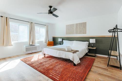 a bedroom with a bed with a red rug at Grey Pine Lodge in Waynesboro