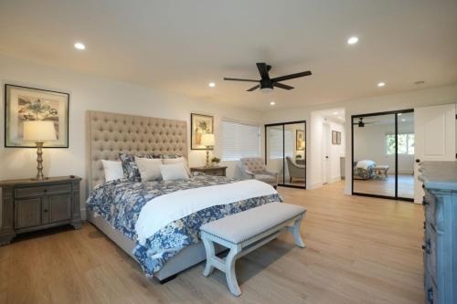En eller flere senge i et værelse på Coming Mid-April 2023! Beautifully upgraded two-story home with backyard oasis