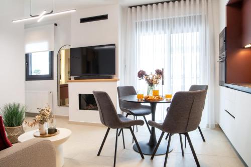 ein Wohnzimmer mit Tisch und Stühlen in der Unterkunft Mad Spaces in Volos