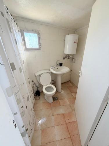 a small bathroom with a toilet and a sink at Neue renovierte Wohnung mit Meerblick und große Balkon in tripoli ,Qalamoun in El Qalmoûn