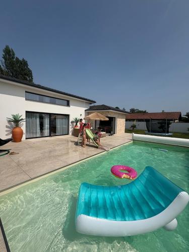 Maison Moderne avec piscine à 20 mn de bordeaux centre