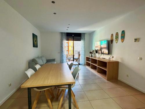Tokyo Suite - Modern Apartment with Parking & Swimming Pool
