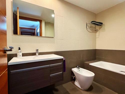 Tokyo Suite - Modern Apartment with Parking & Swimming Pool