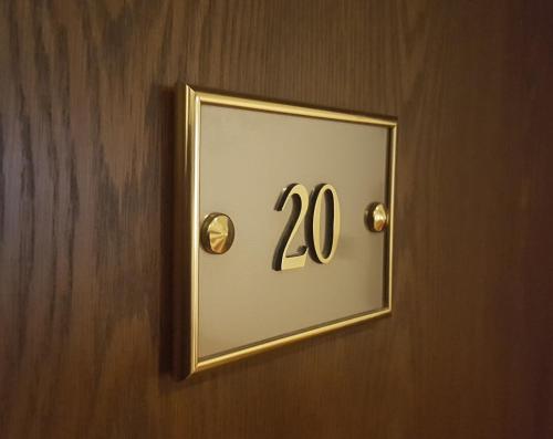 una puerta con el número veinte en una pared en Hotel Alt Steinbach, en Steinbach im Taunus