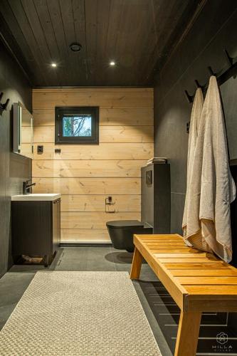 a bathroom with a black tub and a sink at Villa Ailo in Kittilä