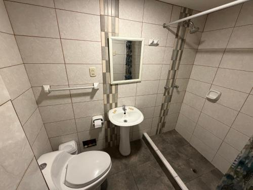 ein Badezimmer mit Toilette und Waschbecken in der Unterkunft Hostal Anthony's in Lima