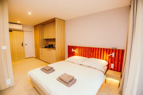 ein Schlafzimmer mit einem großen Bett, auf dem Handtücher liegen in der Unterkunft Morze Słońca in Łukęcin