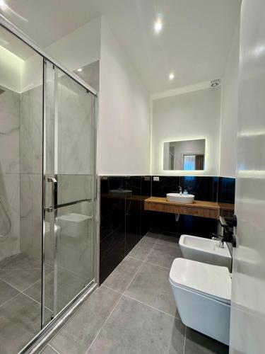 a bathroom with a shower and a toilet and a sink at Apartamente Antoni Shengjin2 in Shëngjin