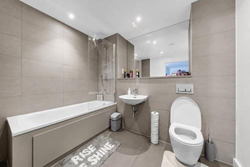 Wembley 2BR Spacious Modern Skyline View Sleeps 8 photo 24