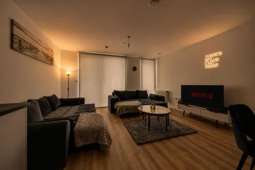 Wembley 2BR Spacious Modern Skyline View Sleeps 8 photo 1
