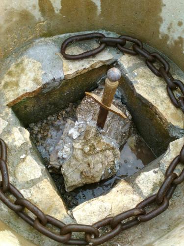 a chain around a rock with a stick on it at Villa Isabella in Marina di Grosseto