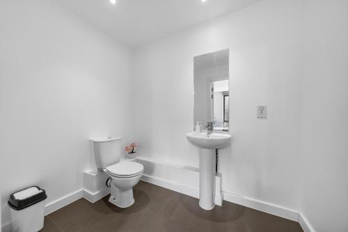 Wembley 2BR Spacious Modern Skyline View Sleeps 8 photo 30