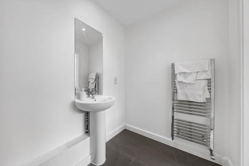 Wembley 2BR Spacious Modern Skyline View Sleeps 8 photo 31