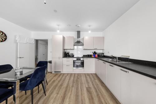 Wembley 2BR Spacious Modern Skyline View Sleeps 8 photo 18