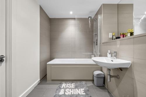 Wembley 2BR Spacious Modern Skyline View Sleeps 8 photo 23
