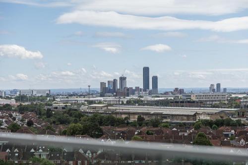 Wembley 2BR Spacious Modern Skyline View Sleeps 8 photo 47