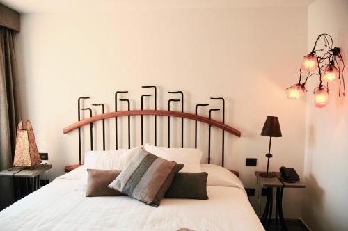 La Playa de TauroにあるVilla Tauro Country Clubの白いベッド1台(木製ヘッドボード付)が備わるベッドルーム1室が備わります。