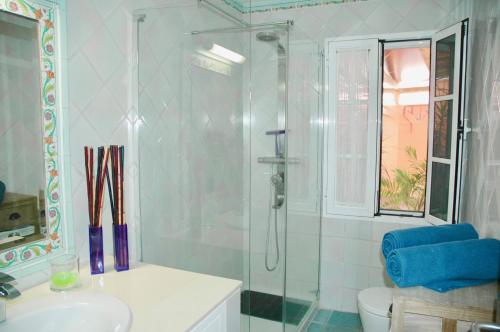 Un baño con ducha, lavabo e inodoro. en Villa Tauro Country Club, en La Playa de Tauro