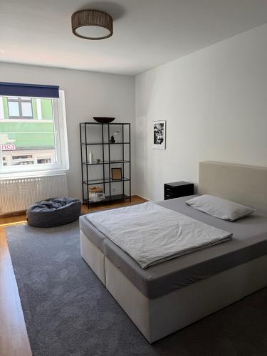 a bedroom with a bed and a large window at Mellow Oak by Interior Apartments - 65qm - 2 Schlafzimmer - Solingen, nahe Köln&Düsseldorf - bahnhofsnah - A1 - Gratis WLAN & TV in Solingen