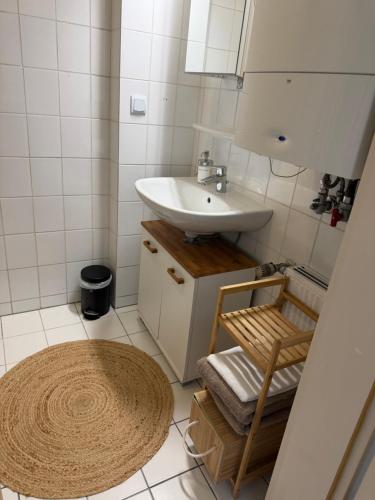a small bathroom with a sink and a mirror at Mellow Oak by Interior Apartments - 65qm - 2 Schlafzimmer - Solingen, nahe Köln&Düsseldorf - bahnhofsnah - A1 - Gratis WLAN & TV in Solingen