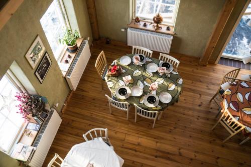 an overhead view of a table and chairs in a house at Allsta Gård Kretsloppshuset B&B in Bjärtrå