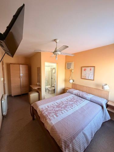 a bedroom with a bed and a flat screen tv at Hotel Soles de Lidia in Monte Cristo