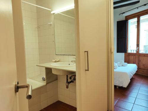 RL Spacious 2-Bed Apt on La Rambla. Wifi Central
