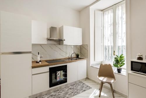 Metro, Railway Station - B&D House