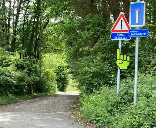 a street sign with a hand sign on a road at chambre dans les bois in Namur