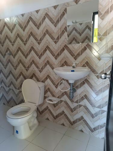 a bathroom with a toilet and a sink at Alojamiento Matuzalen in Coveñas