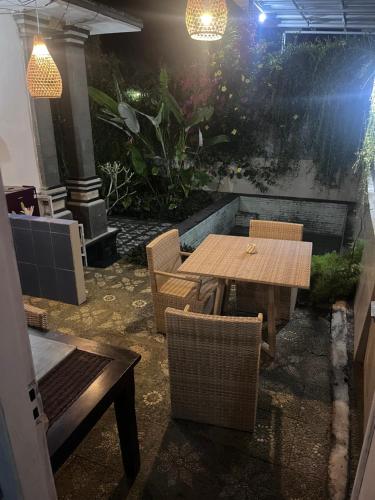 a patio with a wooden table and chairs at D,lacoco in Kubupenlokan