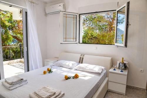 a bedroom with a bed with flowers on it at Aias Summer House in Aiándion