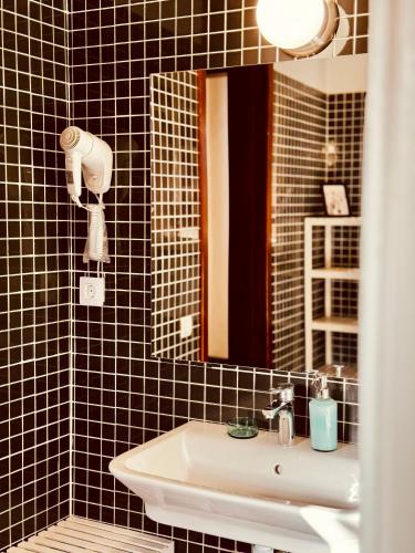 a bathroom with a sink and a mirror at Coliving Tenerife - Villa La Laguna in Las Lagunas