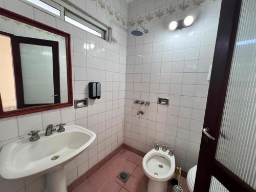a bathroom with a sink and a toilet at Hotel De Campo Firmat in Firmat