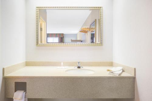 a bathroom with a sink and a mirror at Motel 6-London, KY in London