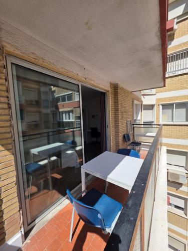 HABITACIÓN PRIVADA CENTRO MALAGA LA MEJOR ZONA CERCA A LA PLAYA ENFRENTE A LA ESTACIÓN DE TREN Y EL CENTRO COMERCIAL VIALIA Y TAMBIEN JUSTO A LADO DEL CENTRO COMERCIAL LARIOS TAMBIÉN CERCA AL CASCO ANTIGUO DE LA MEJOR ZONA PARA DISFRUTAR DE MALAGA a