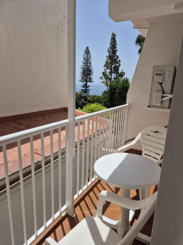 ein Balkon mit Tisch und Stühlen und Meerblick in der Unterkunft 1ºB Escobar in Nerja