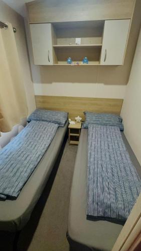 two beds in a small room at Casa Dana in Jaywick Sands